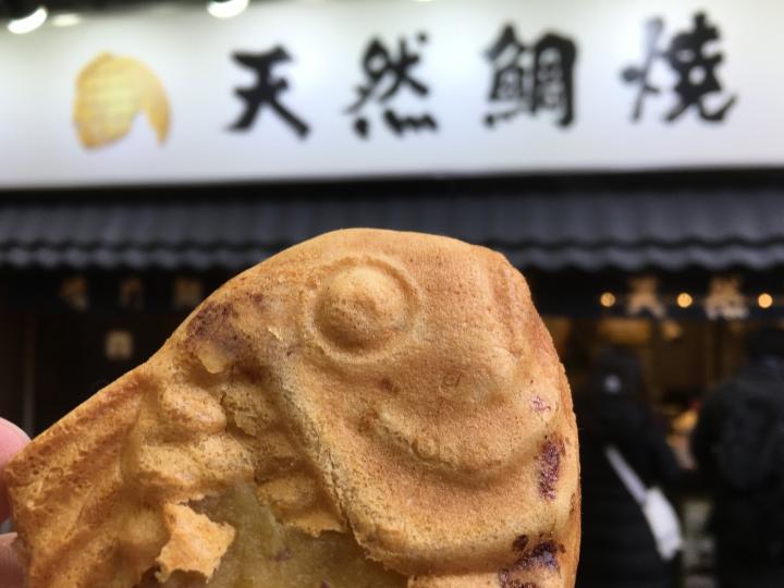 浅草寺近くで鯛焼きを食す